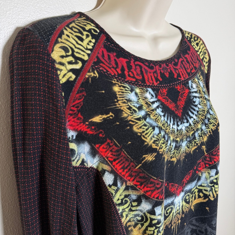 Aventures des Toiles Graphic Print Long Sleeve Top Black Red Gothic Tribal Sz 36 - Picture 8 of 10